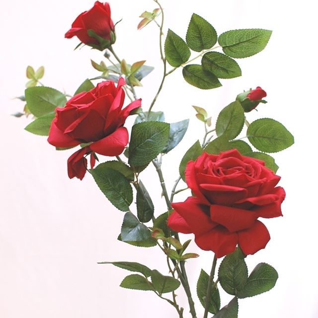 大輪でとてもゴージャスな造花の薔薇です。薔薇園で咲き誇るアーチの薔薇みたい#赤いバラ　#造花  #シルクフラワー  #アーティフィシャルフラワ  #薔薇の造花