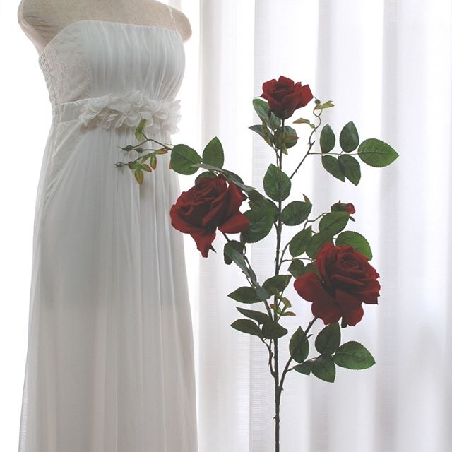 薔薇の大きさがわかるように等身大のマネキンと対比させてみました。造花です。#rose #redrose #Artificialflower #Silkflower #flower