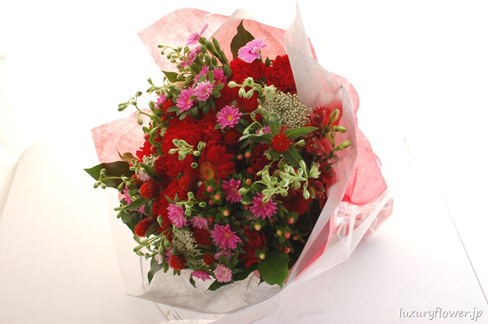 母の日お洒落な花ギフト・赤いカーネーションの花束 | ラグジュアリーフラワー・花ギフト