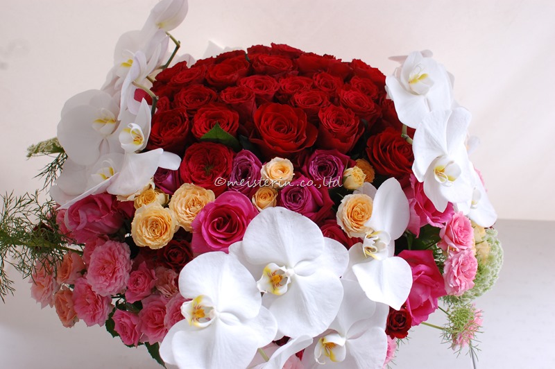 赤いバラのお供え花アレンジメント